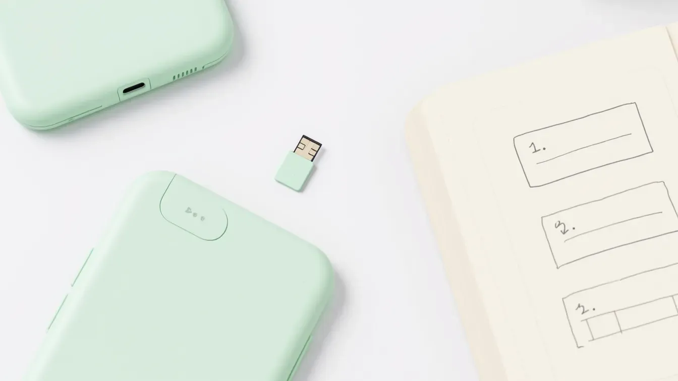 SIMカードとスマートフォンと手順を書いたノート